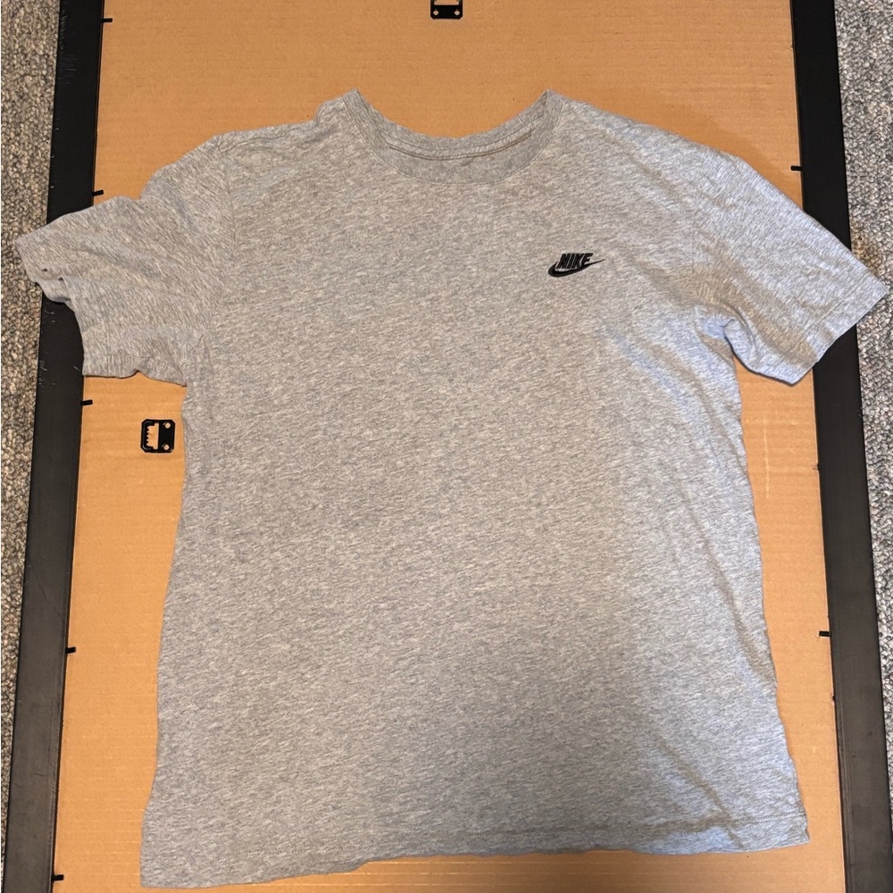 Nike Men's Sportswear Club T-Shirt Dark Grey Heather/Black MEDIUM Embroidered